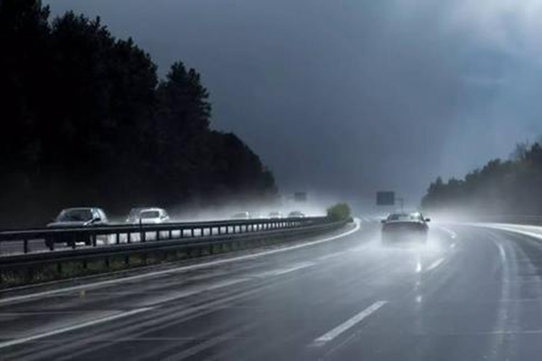 雨天切勿高速行车