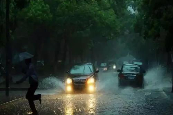 暴雨天气自驾开车需要注意什么呢